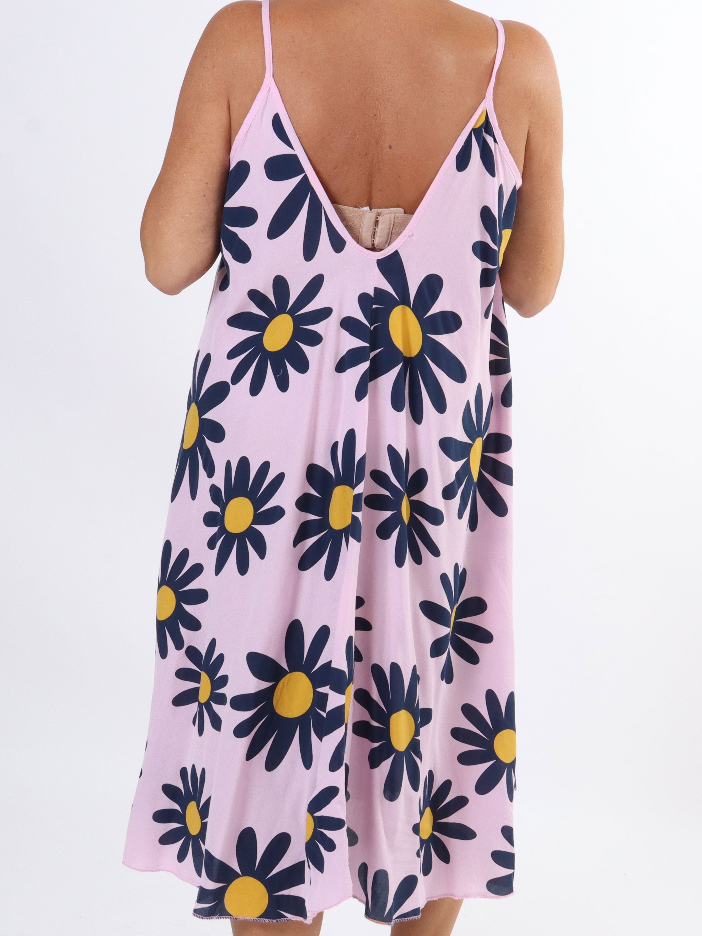 Maddie Sunflower - Söt klänning i plus size med blomstermotiv